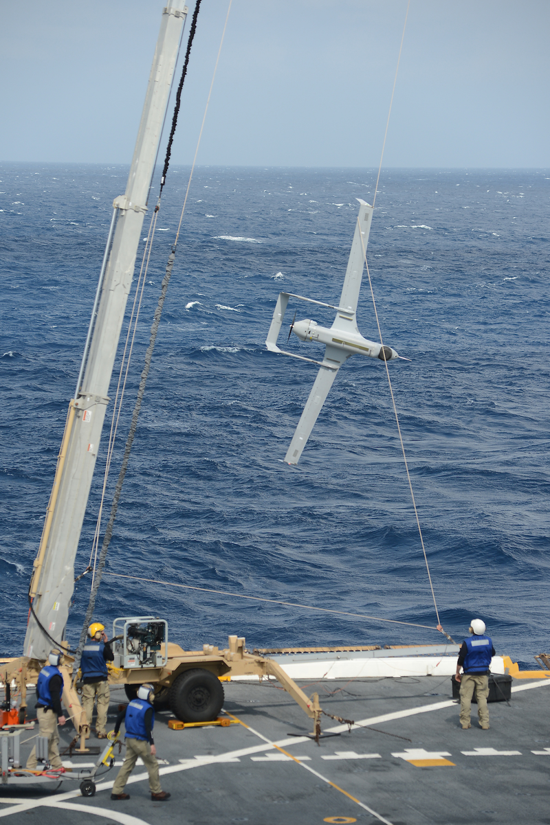 Un RQ–21 A aterrizando sobre el USS Mesa Verde con el sistema basado en una cuerda. (Imagen: Wikimedia Commons)